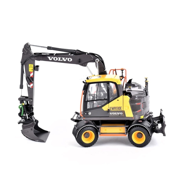 AT-Collections - Volvo EWR 130E bandenkraan + Nokian Ground Kare + Steelwrist tiltrotator