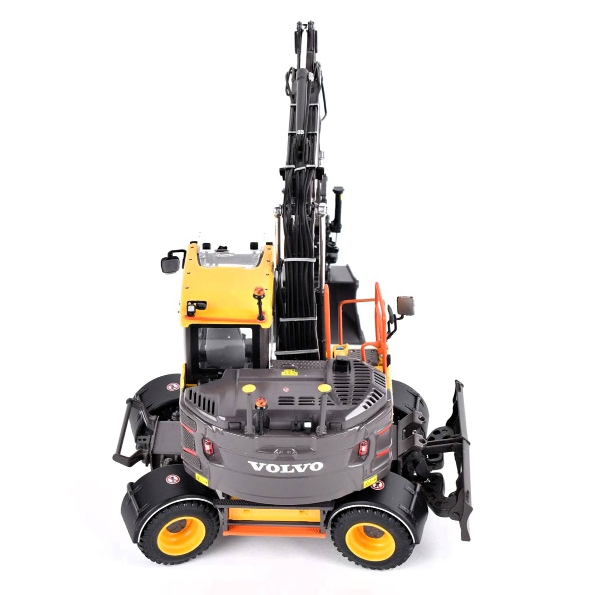 AT-Collections - Volvo EWR 130E bandenkraan + Nokian Ground Kare + Steelwrist tiltrotator