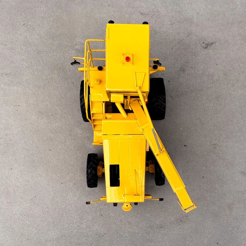 New Holland 2305 6-rijige maishakselaar (1992-1996) - In metaal aangepast model op basis kit Manu-S