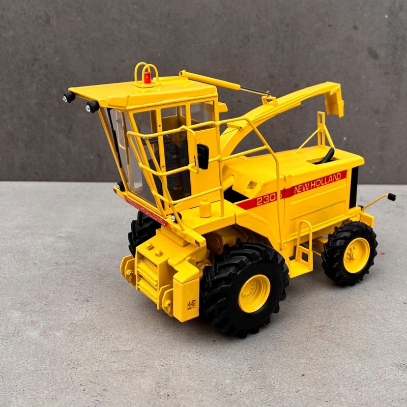 New Holland 2305 6-row maize chopper (1992-1996) - Chassis, cabin and steering axle partly in metal