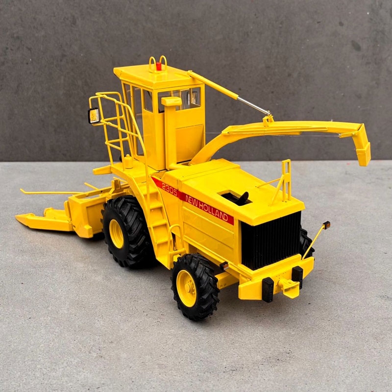 New Holland 2305 6-row maize chopper (1992-1996) - Chassis, cabin and steering axle partly in metal