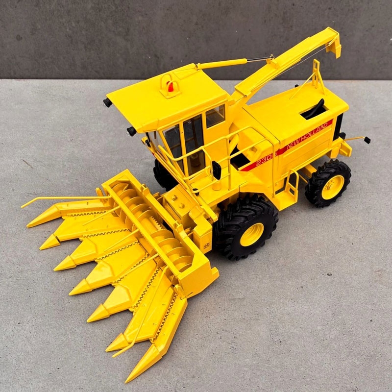 New Holland 2305 6-row maize chopper (1992-1996) - Chassis, cabin and steering axle partly in metal
