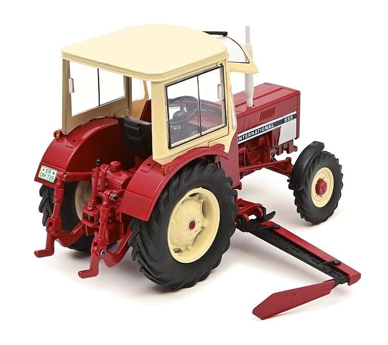 Schuco - IHC - International 533 met Fritzmeier Cabine en Maaibalk