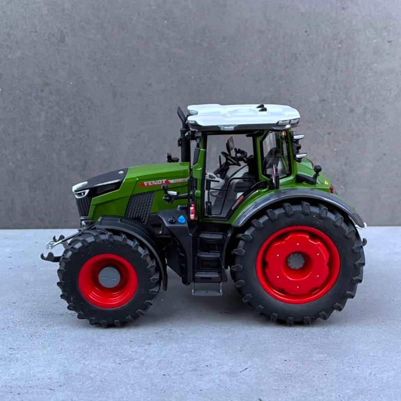 Toys-Farm Models - Fendt 832 Vario + Wielgewicht en Bredere Banden voor/achter (Handmatig Verbouwd)