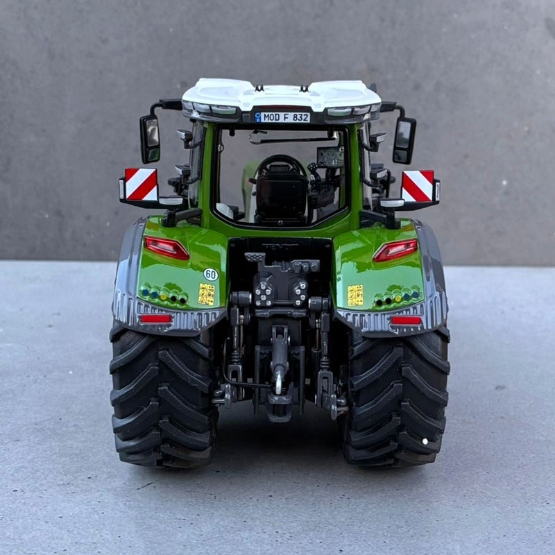Toys-Farm Models - Fendt 832 Vario + Wielgewicht en Bredere Banden voor/achter (Handmatig Verbouwd)