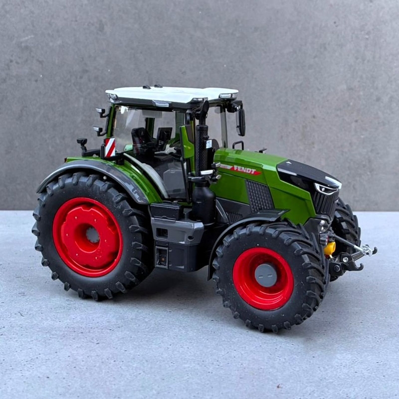 Toys-Farm Models - Fendt 832 Vario + Wielgewicht en Bredere Banden voor/achter (Handmatig Verbouwd)