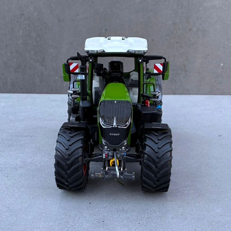 Toys-Farm Models - Fendt 832 Vario + Wielgewicht en Bredere Banden voor/achter (Handmatig Verbouwd)