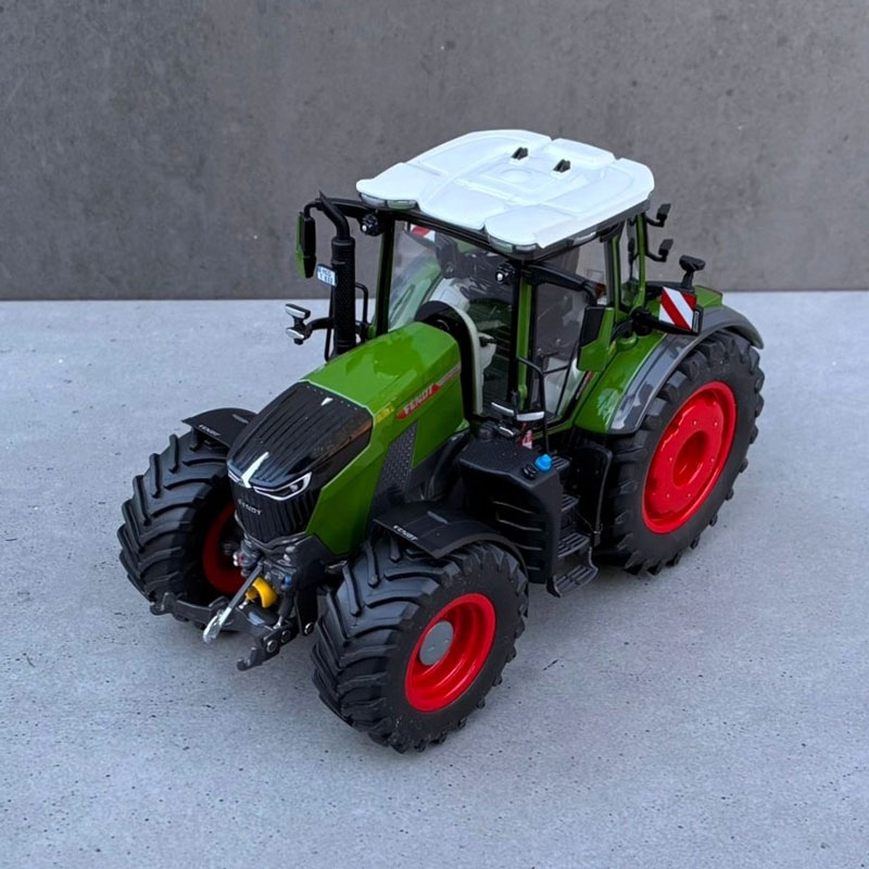 Toys-Farm Models - Fendt 832 Vario + Wielgewicht en Bredere Banden voor/achter (Handmatig Verbouwd)