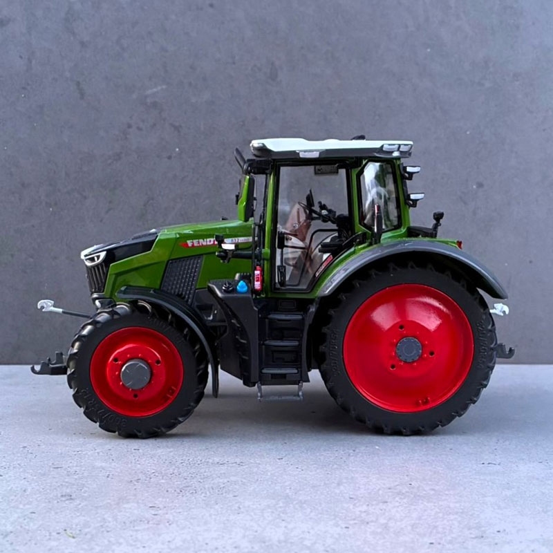 Toys-Farm Models - Fendt 832 Vario op Rijencultuur Wielen (Handmatig Verbouwd)