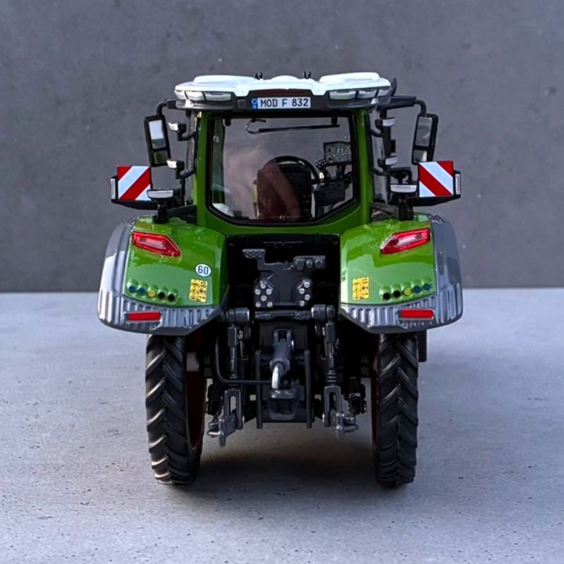 Toys-Farm Models - Fendt 832 Vario op Rijencultuur Wielen (Handmatig Verbouwd)