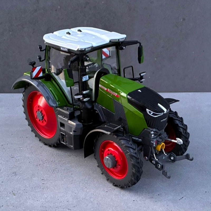 Toys-Farm Models - Fendt 832 Vario op Rijencultuur Wielen (Handmatig Verbouwd)