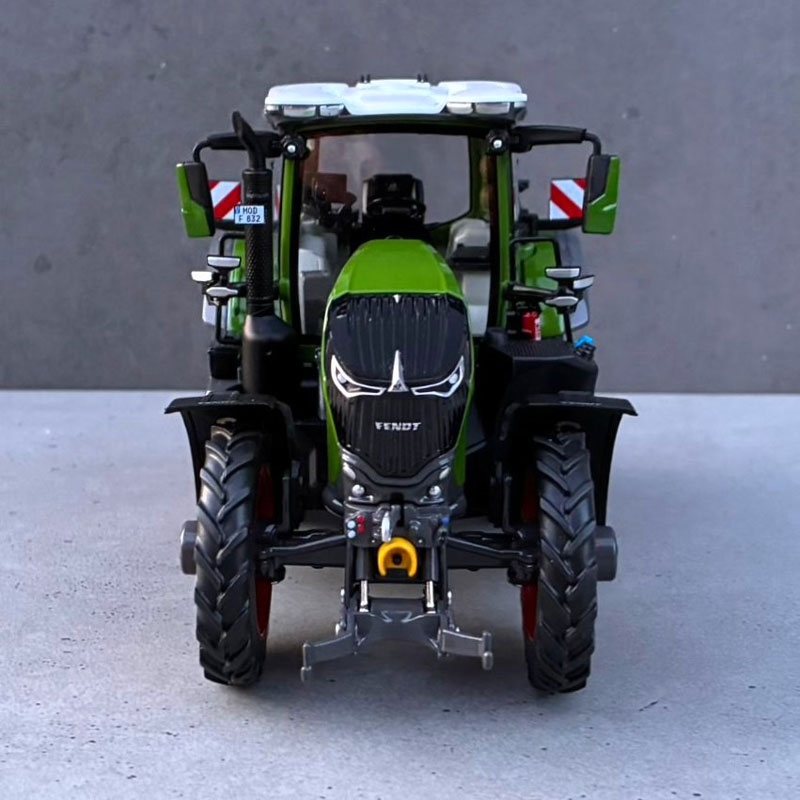 Toys-Farm Models - Fendt 832 Vario op Rijencultuur Wielen (Handmatig Verbouwd)
