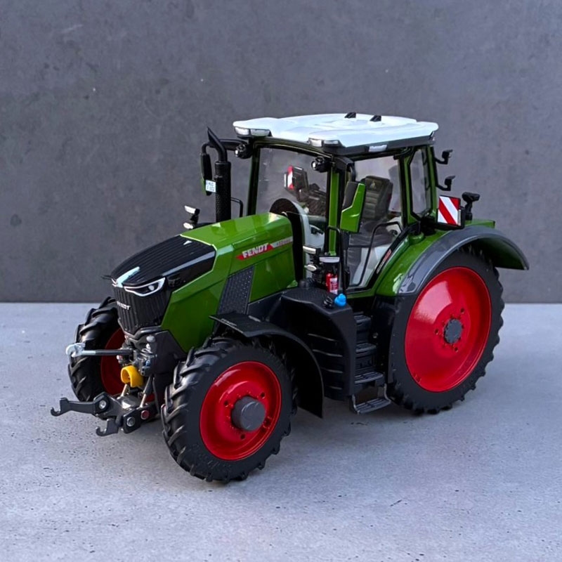 Toys-Farm Models - Fendt 832 Vario op Rijencultuur Wielen (Handmatig Verbouwd)