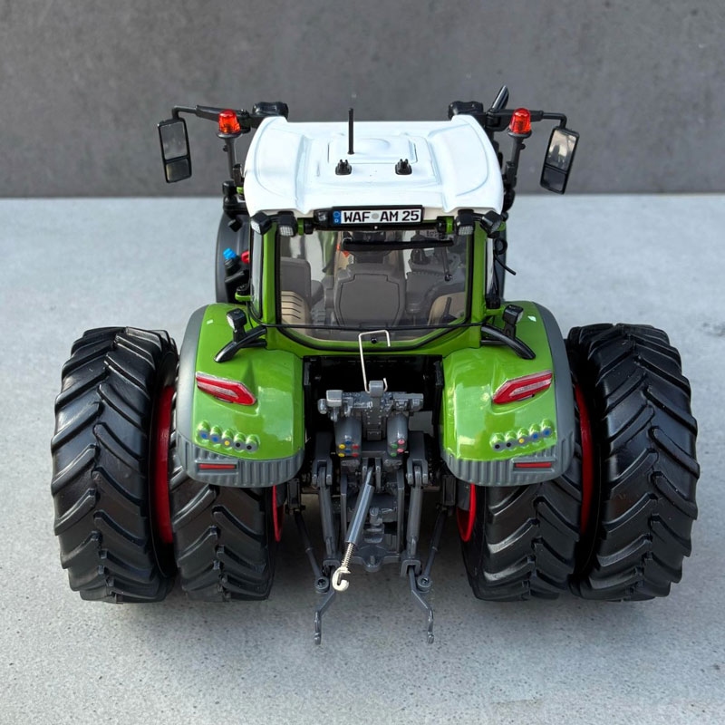UH - Fendt 620 Vario with wide dual rear tyres - manually converted