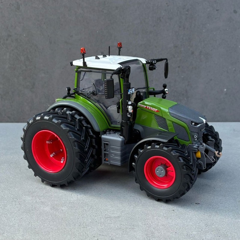 UH - Fendt 620 Vario with wide dual rear tyres - manually converted