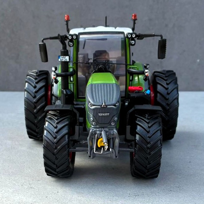 UH - Fendt 620 Vario with wide dual rear tyres - manually converted