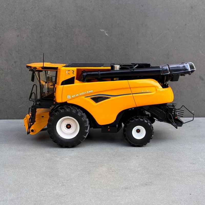 UH - New-Holland CR10.90 Mähdrescher mit Reifen – Kundenspezifische Modifikation