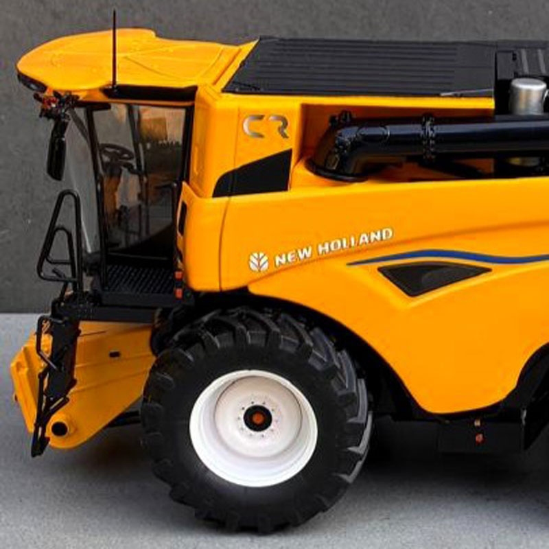 UH - New-Holland CR10.90 Mähdrescher mit Reifen – Kundenspezifische Modifikation