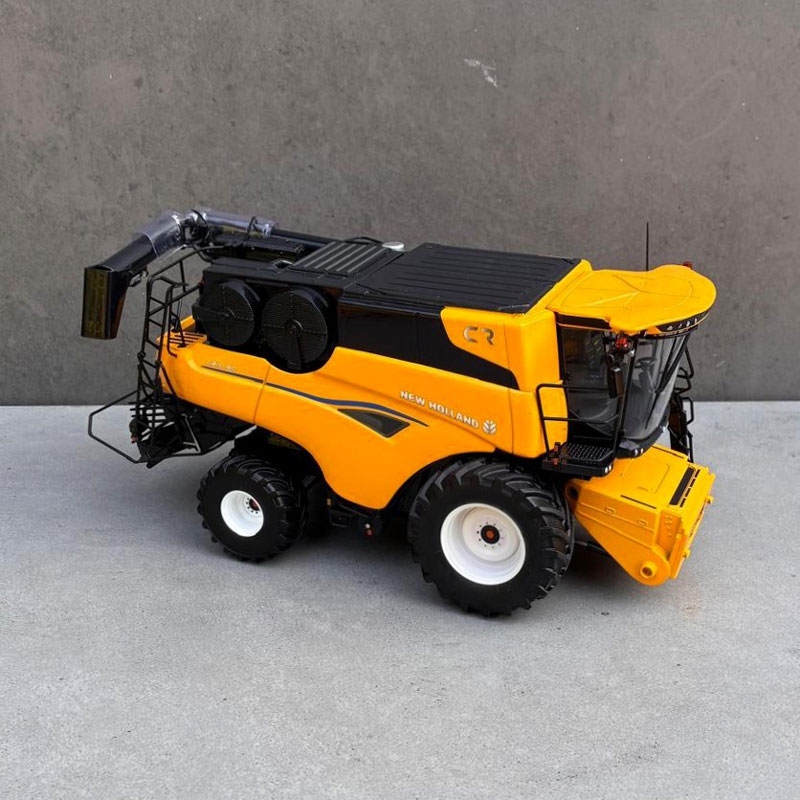 UH - New-Holland CR10.90 Mähdrescher mit Reifen – Kundenspezifische Modifikation