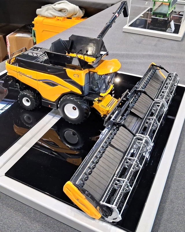 UH - New Holland CR11 combine harvester op banden