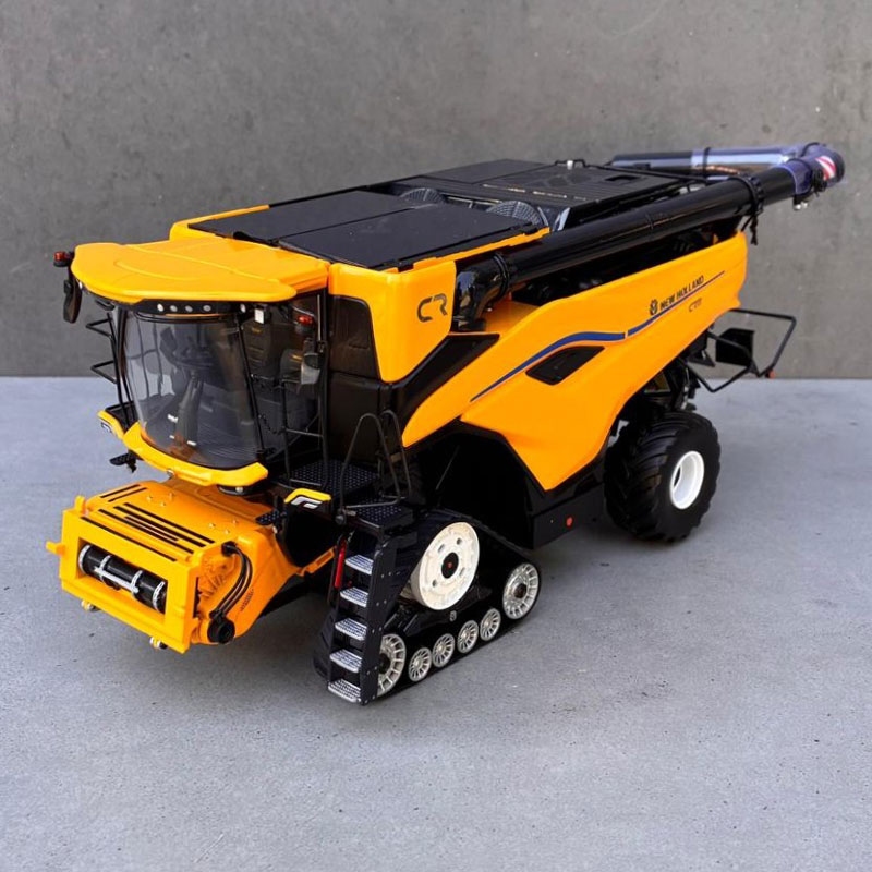 UH - New Holland CR11 tracked combine harvester - Custom modification