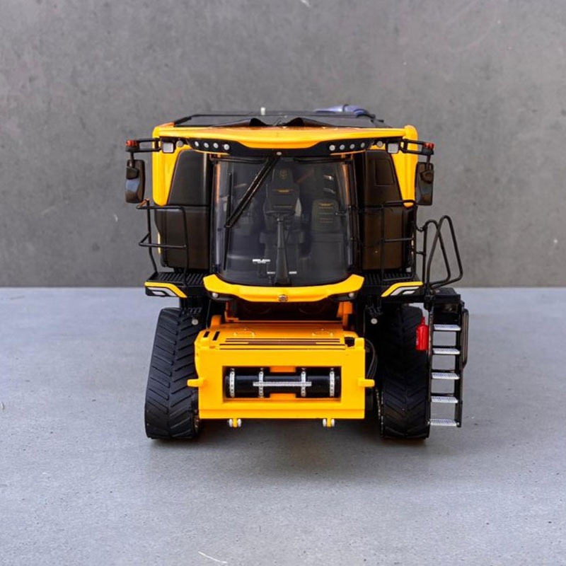 UH - New Holland CR11 tracked combine harvester - Custom modification