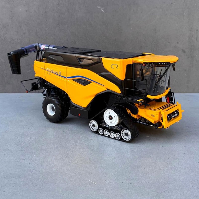 UH - New Holland CR11 tracked combine harvester - Custom modification